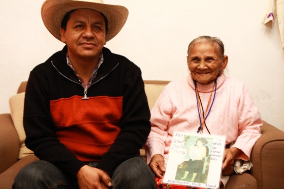 Gracias a Facebook, Ana pudo encontrar a su mamá. Foto: Antonio Cruz, SinEmbargo