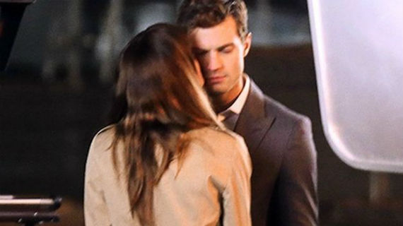 El primer beso tierno entre los protagonistas. Foto: Especial