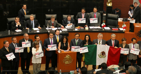 Senadores toman la tribuna. Foto: Francisco Cañedo, SinEmbargo