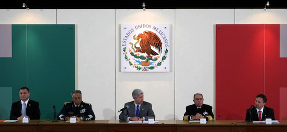 Genaro García Luna, ex Secretario de Seguridad Pública, Guillermo Galván Galván, ex Secretario de Defensa, Francisco Ramírez Acuña, ex Secretario de Gobernación, Mariano Francisco Saynez, ex Secretario de Marina y Eduardo Medina Mora, ex Procurador General de la República, presentaron en los Pinos la Operación Conjunta Michoacán en el que participaron en coordinación con cuatro secretarías de Estado y la PGR. Foto: Cuartoscuro