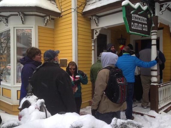 La gente se comenzó a formar antes de que abrieran las primeras tiendas Foto: @DonPire