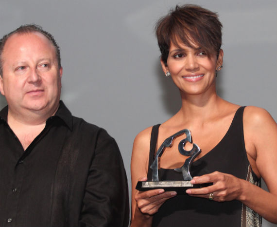 Hale Berry recibe el Jaguar de Plata de manos del director del FICA, Víctor Sotomayor. Foto: Cortesía Imagen Latente, FICA