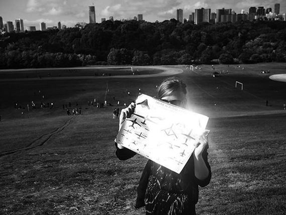 Una técnica para engañar a la cámara de un avión no tripulado es poniendo material reflejante frente a las cámaras de los drones. Foto: Drone Survival Guide