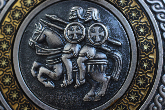 Escudo templario decomisado en Michoacán. Foto: Cuartoscuro