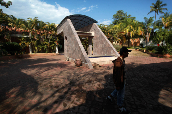 Fachada de mansión decomisada a líder de Los Templarios en Parácuaro. Foto: Cuartoscuro
