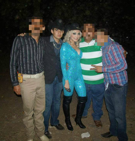 Kike y Melisa, con supuestos miembros de Los Caballeros Templarios. Foto: Facebook