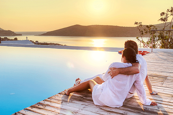 Couple in hug watching sunrise together / Foto: Shutterstock