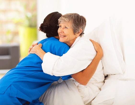 happy elderly woman hugging / Foto: Shutterstock
