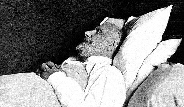 Julio Verne en su lecho de muerte en 1905