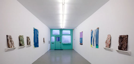 Installation view, "Precious Burns" Playstation. Página del artista