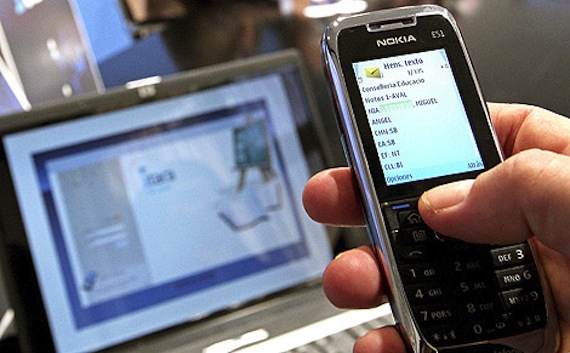 El primer mensaje de una cita "online" es crucial para que pueda darse un encuentro físico en el futuro. Foto: EFE