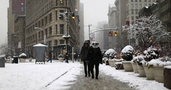 Dos hombres caminan sobre la superficie congelada hoy, lunes 3 de febrero de 2014, mientras cae nieve sobre la ciudad en Nueva York Foto: EFE