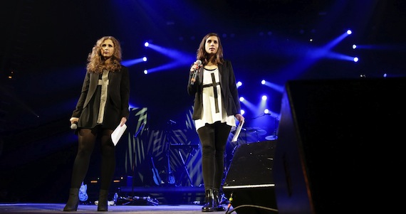 Las componentes del grupo Pussy Riot Maria Alyokhina (izda) y Nadezhda Tolokonnikova (dcha) durante el concierto de Amnistía Internacional en Nueva York ayer. Foto: EFE