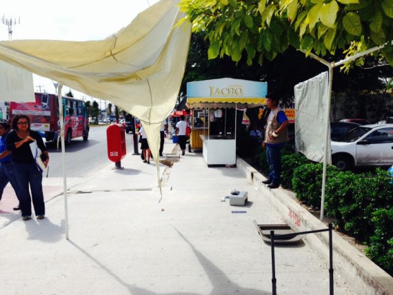 Agresiones contra panistas que recolectaban firmas contra el IVA fronterizo en Cancún, Quintana Roo. Foto: Especial