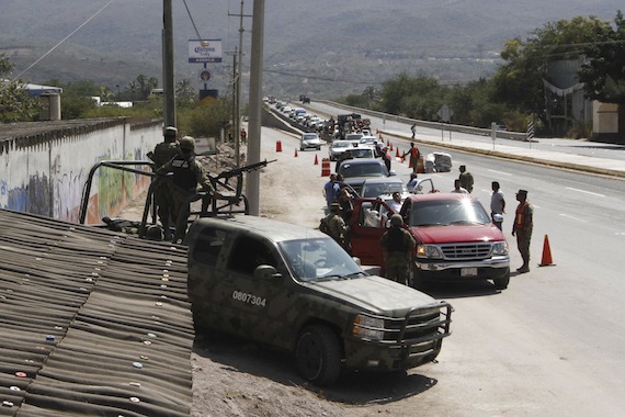 Comisión de grupos de autodefensa en espera de ser recibida por el gobierno de Guerrero. Foto: Cuartoscuro.