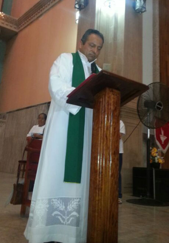 El Padre Goyo incluso dio misa con chaleco antibalas. Foto: Dalia Martínez, SinEmbargo