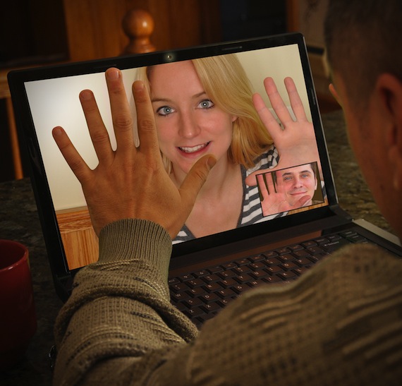 Un hombre y una mujer se comunican a través de una web cam. Foto: Shutterstock