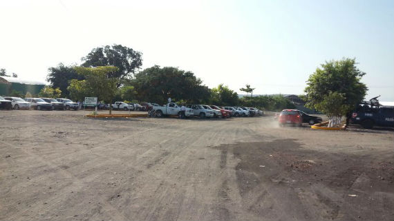 Autodefensas en el tianguis limonero de Apatzingán. Foto: Dalia Martínez