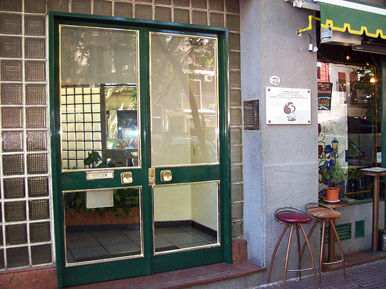 Sitio en donde vivió Quino. La placa señala que ahí vivía Mafalda.