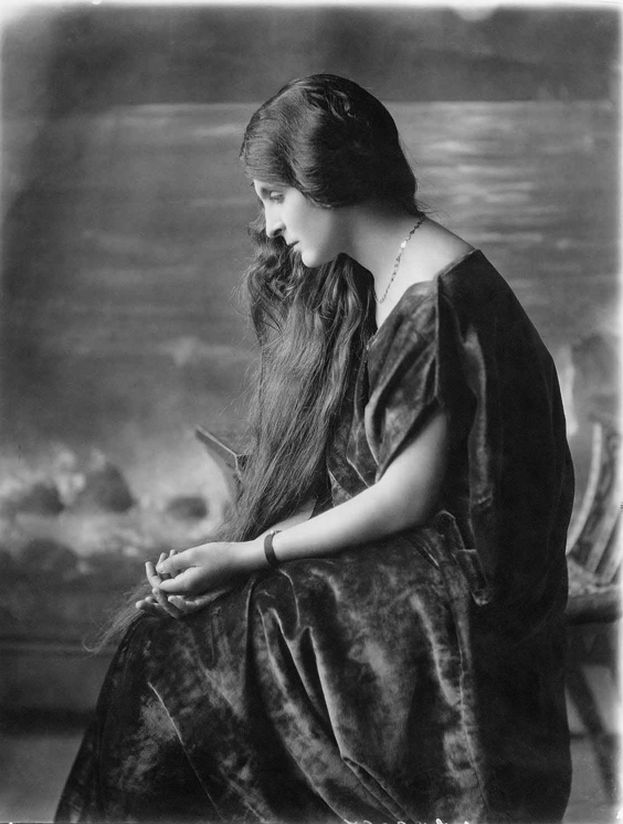 Retrato de Soledad Anaya Solórzano, fotografía de María Santibañez, 1920