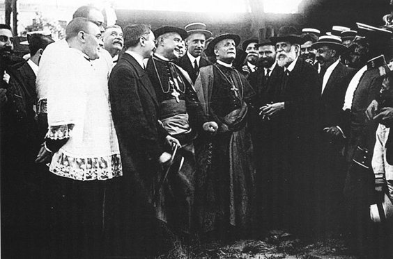 Gaudí y el nuncio Ragonesi visitan la obra de la Sagrada Familia (1915)