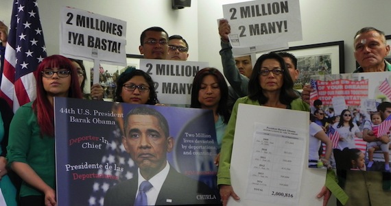 La Coalición por los Derechos Humanos de los Inmigrantes de Los Ángeles (CHIRLA), junto con otros grupos de defensa de los derechos humanos, denunciaron en marzo que "dos millones (de deportados) son demasiado". Foto:  EFE