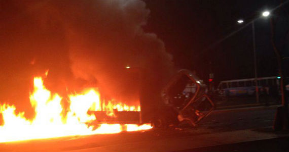 Normalistas integrantes del CENEO incendiaron un camión repartidor de la empresa Pepsi. Foto: Facebook El Imparcial de Oaxaca