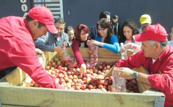 Productores de Cuauhtémoc regalaron kilos de manzana el 26 de febrero. Foto: YouTube