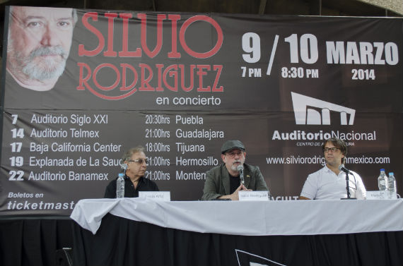 Acompañado por los productores argentinos Lucio y Martín Alfiz, Silvio Rodríguez ofreció una conferencia de prensa en el Auditorio Nacional. Foto: María José Martínez, Cuartoscuro
