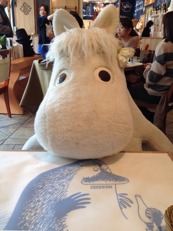 Los muñecos afelpados permanecen sentados frente a los comensales del Moomin Cafe en Japón. Foto: Twitter, @haruo99