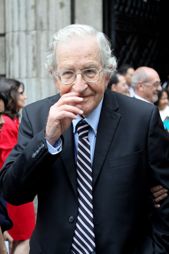 Chomsky fue condecorado doctor honoris causa por la UNAM en septiembre de 2010. Foto: Cuartoscuro