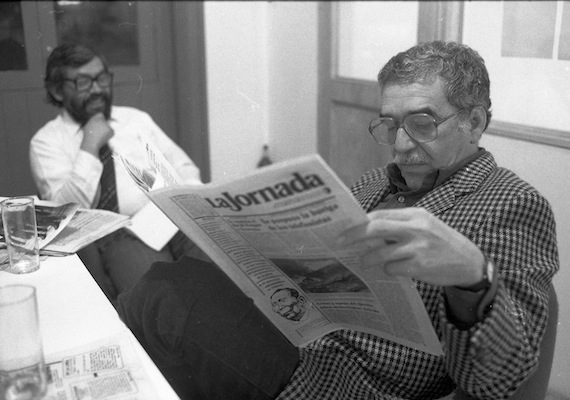 El escritor colombiano en la redacción del periódico La Jornada en el año de 1985. Foto: Cuartoscuro
