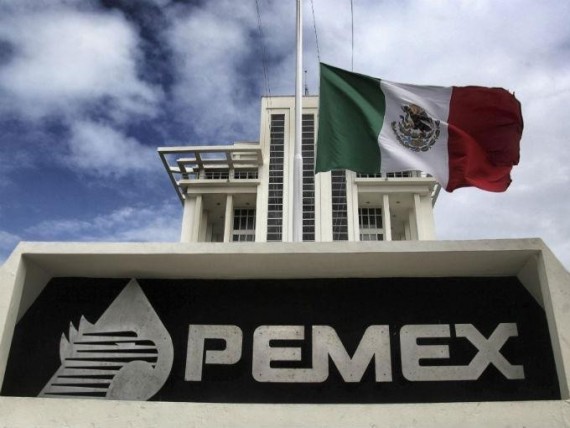La oposoción asegura que con las nuevas leyes se desmantelará a Pemex. Foto: Cuartoscuro