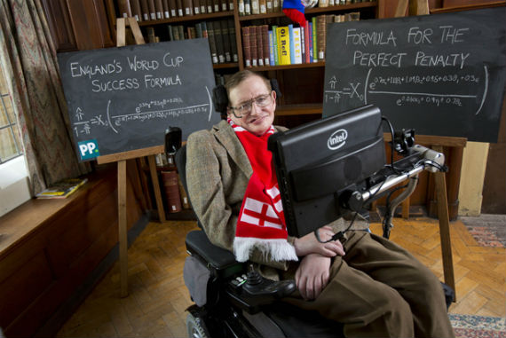 Hawking destapó su gusto por el balompié con una f´rmula para que Inglaterra triunfe en tierras sudamericanas. Foto: Youtube, The Telegraph