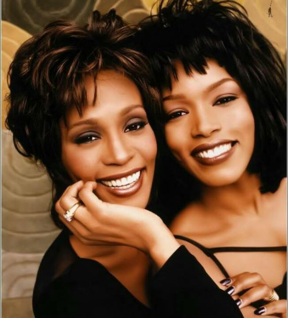 Angela Bassett y Whitney Houston. Foto: Facebook