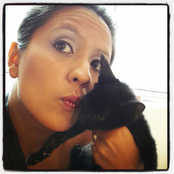 Orfa Alarcón y otra de sus pasiones: los gatos. Foto: Facebook