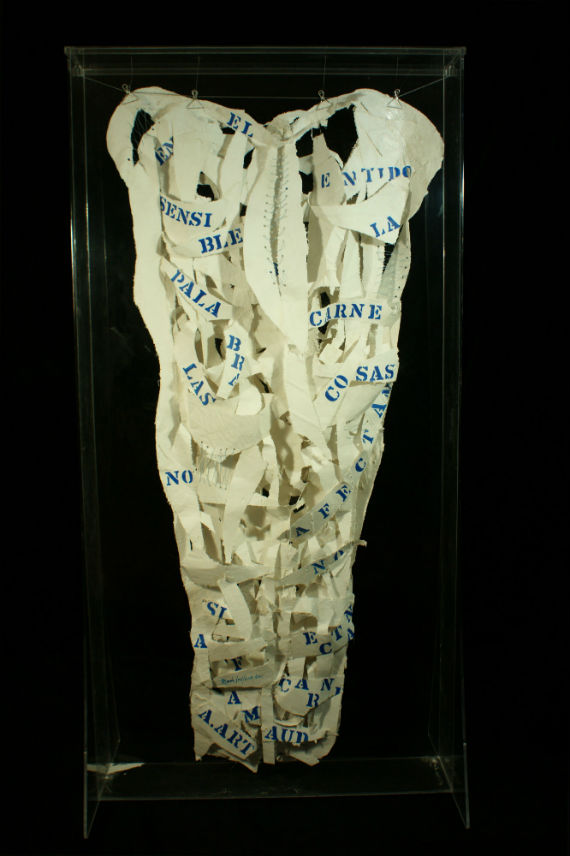 Venus Dolor. Vendas de yeso con texto. Foto: CONACULTA