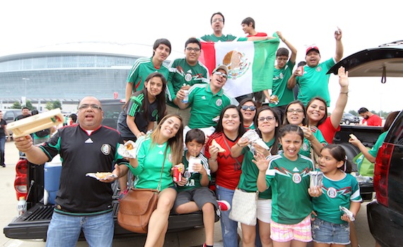 Los meixcanos no pierden la oportunidad para festejar a su selección. Foto: Notimex
