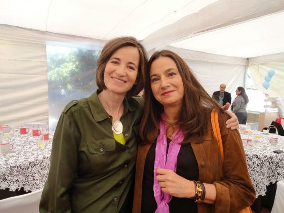 María José Lavín (derecha) junto a su hermana, la escritora Mónica Lavín. Foto: Facebook