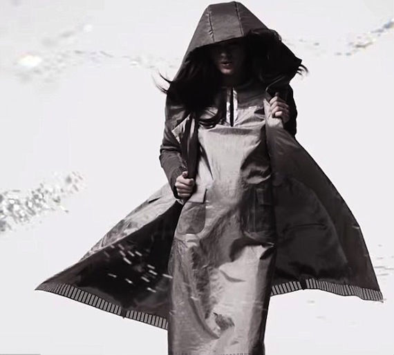 La colección diseñada por Kunihiko Morinaga no sólo protege de la lluvia, sino de las múltiples notificaciones por teléfono celular. Foto: Focus