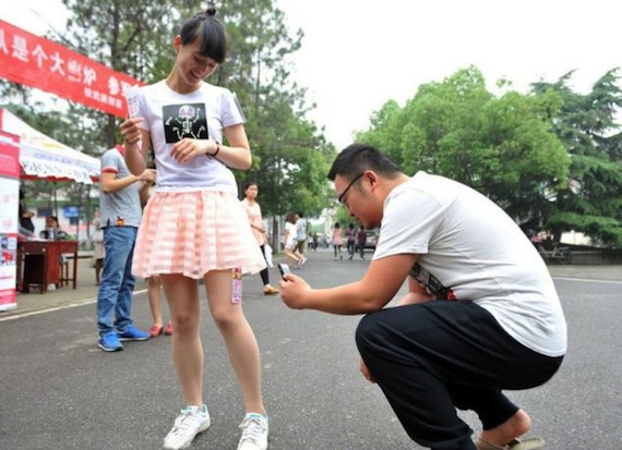 A pesar de la ubicación del anuncio, las modelos deben dar su consentimiento a todo aquel que quiera llevarse una imagen. Foto: The Daily Mail