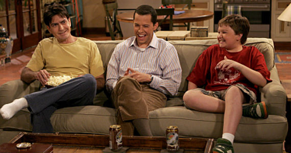 Ocho temporadas protagonizó Charlie Sheen. Cuatro temporadas duró Ashton Kutcher. Foto: Especial