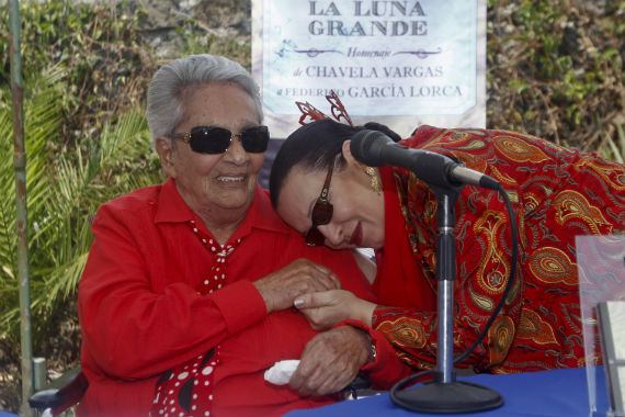Martirio junto a Chavela Vargas, a quien quiso y admiró mucho. Foto: Cuartoscuro