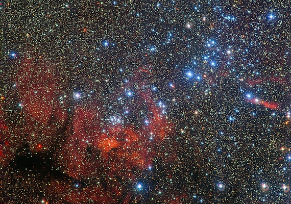 En la nueva imagen las estrellas que conforman el cúmulo NGC 3590 brillan frente manchas oscuras de polvo y coloridas nubes de gas brillante. Foto: ESO