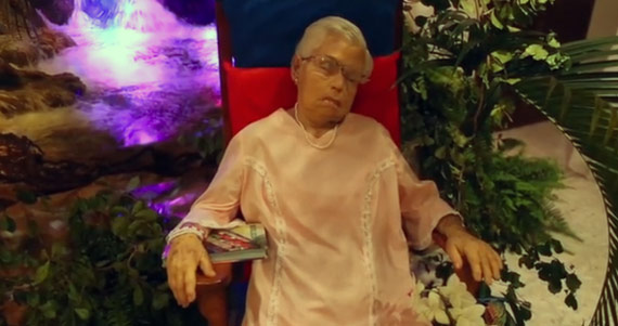 La abuela en su mecedora. Foto tomada de video