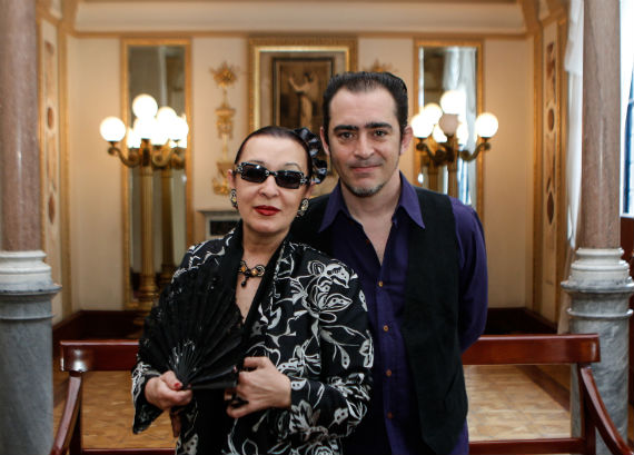 Martirio y su hijo, Raúl Rodríguez, durante la conferencia de prensa en el Teatro de la Ciudad. Foto: Francisco Cañedo, SinEmbargo