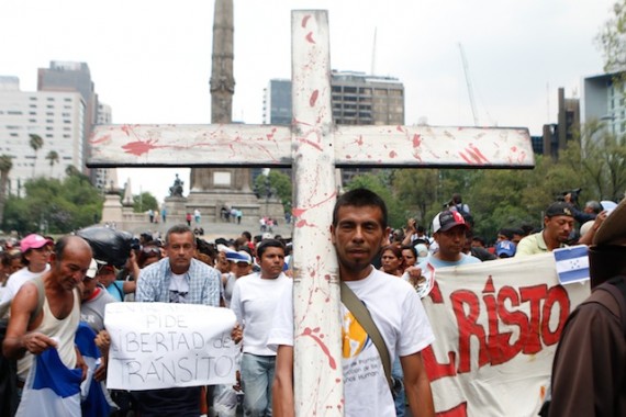 Migrantes durante la marcha en el DF / Fotografía: Francisco Cañedo, SinEmbargo