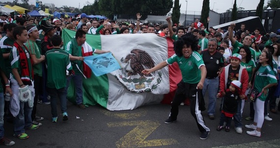 Los aficionados se dieron cita desde temprano en el Estadio Azteca. Foto: Cuartoscuro
