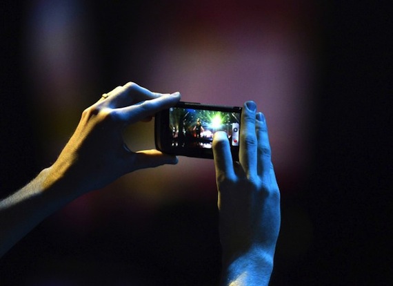 Con la llegadade los smartphones son muchos los que se valen de las características de estos gadgets para tomar registro de todo lo que ocurre. Foto: EFE