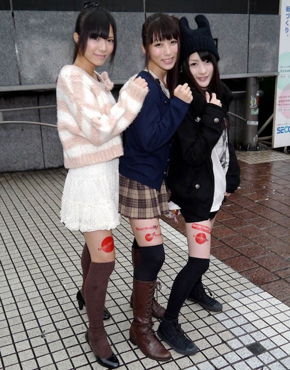 Las piernas de las jovencitas son el último lugar de moda para que los publicistas japoneses y chinos coloquen sus anuncios. Foto: Rocket News 24